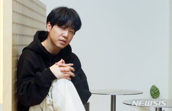 [서울=뉴시스]배훈식 기자 = 쇼미더머니 9 우승자 래퍼 릴보이가 지난 23일 서울 성동구의 한 카페에서 뉴시스와 인터뷰 전 포즈를 취하고 있다. 2020.12.24. dahora83@newsis.com