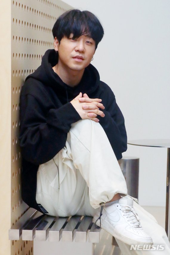 [서울=뉴시스]배훈식 기자 = 쇼미더머니 9 우승자 래퍼 릴보이가 지난 23일 서울 성동구의 한 카페에서 뉴시스와 인터뷰 전 포즈를 취하고 있다. 2020.12.24. dahora83@newsis.com