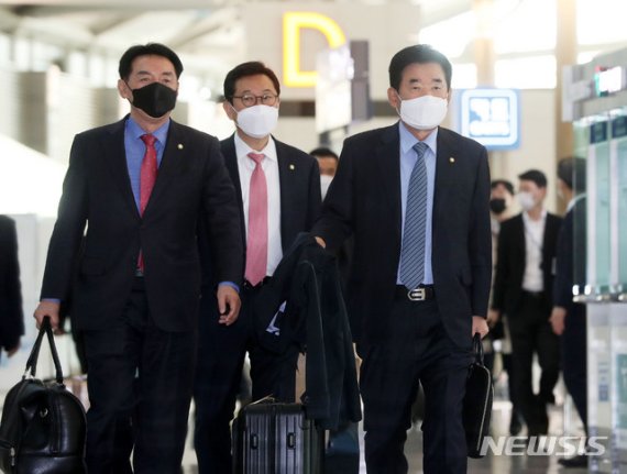 한일의원연맹 회장단이 14일 1박2일 일정으로 도쿄를 방문했다. 사진은 지난해 11월 방일을 위해 인천국제공항에서 출국하는 장면. 뉴시스