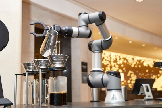 워커힐 호텔앤리조트로봇 바리스타 '바리스'가 커피를 뽑고 있다.