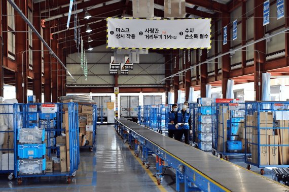 로켓배송센터 '제주 2캠프'의 작업장. 쿠팡은 자체 알고리즘을 통해 물류센터 작업효율을 235% 향상시키고 있다. 쿠팡 제공