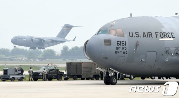 주한미군용 백신이 국내에 들어올 예정인 가운데 경기도 평택 오산공군기지에서 미군 수송기가 이륙하고 있다./뉴스1