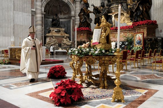 프란치스코 교황이 24일(현지시간) 바티칸 성베드로 성당에서 성탄절 전야 미사를 진행하고 있다.로이터뉴스1