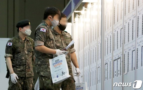 전역예정장병 취업박람회를 찾은 장병들. 2020.6.17/ 뉴스1