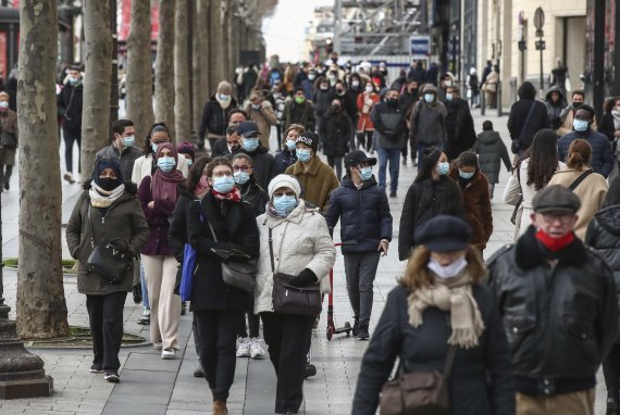 프랑스 파리 샹젤리제 거리가 26일(현지시간) 마스크를 쓴 사람들로 북적이고 있다. 프랑스에서도 감염력 높은 변종 코로나19 바이러스 감염자가 확인됐다. 사진=AP뉴시스