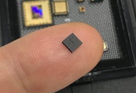 LG유플러스와 ‘아이씨티케이 홀딩스, ‘이와이엘(EYL)’이 공동개발한 IoT 단말용 양자보안칩을 검지손가락에 올려놓은 모습.