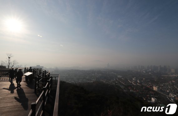 구름 많고 포근한 출근길..미세먼지는 '나쁨'