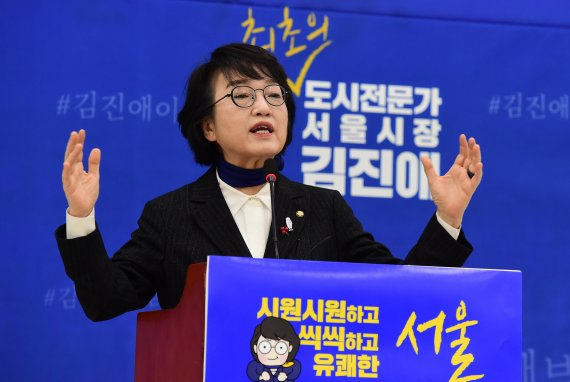 김진애 열린민주당 원내대표가 27일 국회에서 서울시장 재보궐 출마보고 기자회견을 하고 있다. 2020. 12. 27 사진=박범준 기자