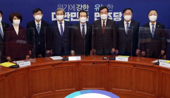 이낙연 더불어민주당 대표, 정세균 국무총리, 노영민 청와대 비서실장이 27일 오후 서울 여의도 국회에서 열린 고위 당·정·청협의회에서 참석자들과 기념촬영을 하고 있다. 당·정·청은 이번 회의에서 코로나19 확산에 따른 3차 재난지원금 지급 방안 등에 대한 논의를 진행한다. 특히 소상공인들에게 임대료 지원을 포함해 최대 3백만원의 지원금을 직접 지급하는 방안을 검토한다. 왼쪽부터 한정애 더불어민주당 정책위의장, 김상조 청와대 정책실장, 노영민 청와대 비서실장, 정세균 총리, 이낙연 더불어민주당 대표, 김태년 더불어민주당 원내대표, 홍