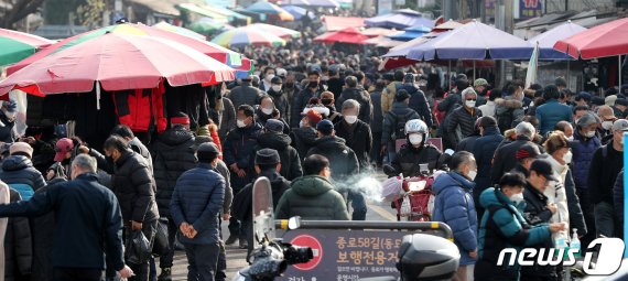 크리스마스 연휴이자 일요일인 27일 오후 서울 종로구 동묘벼룩시장에 시민들로 북적이고 있다. 뉴스1 제공