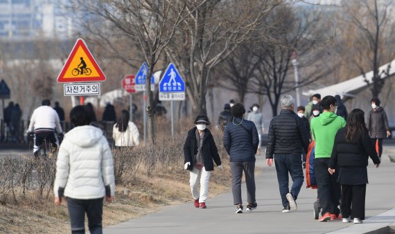 올해 마지막 휴일인 27일 서울의 낮 기온이 10도까지 오르면서 포근한 날씨를 보이자 시민들이 여의도 한강시민공원에서 산책하고 있다. 기상청은 북서쪽에서 찬 공기가 유입되면서 30일 서울의 아침 기온이 영하 12도까지 떨어지겠다고 예보했다. 사진=김범석 기자