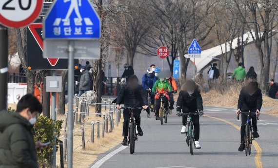 올해 마지막 휴일인 27일 서울의 낮 기온이 10도까지 오르면서 포근한 날씨를 보이자 시민들이 여의도 한강시민공원에서 자전거를 타고 있다. 기상청은 북서쪽에서 찬 공기가 유입되면서 30일 서울의 아침 기온이 영하 12도까지 떨어지겠다고 예보했다. 사진=김범석 기자