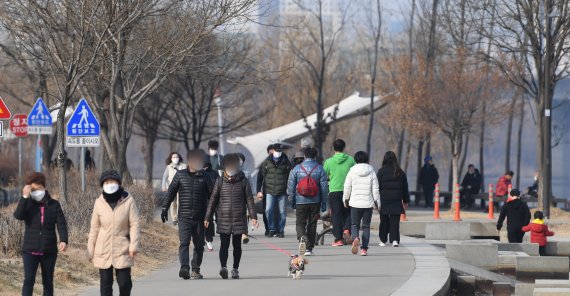 올해 마지막 휴일인 27일 서울의 낮 기온이 10도까지 오르면서 포근한 날씨를 보이자 시민들이 여의도 한강시민공원에서 산책하고 있다. 기상청은 북서쪽에서 찬 공기가 유입되면서 30일 서울의 아침 기온이 영하 12도까지 떨어지겠다고 예보했다. 사진=김범석 기자