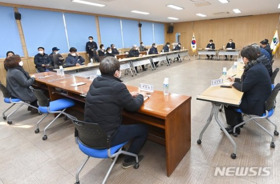 [청송=뉴시스] 김진호 기자 = 청송군 진보면사무소에서 '서울 동부구치소 확진자, 경북북부 제2교도소 이송' 관련 대책을 논의하고 있다. (사진=청송군 제공) 2020.12.27 photo@newsis.com