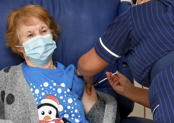 지난 8일(현지시각) 영국 잉글랜드의 한 병원에서 세계 최초로 화이자의 코로나19 백신을 접종 받고 있는 마가렛 키넌 AP뉴시스