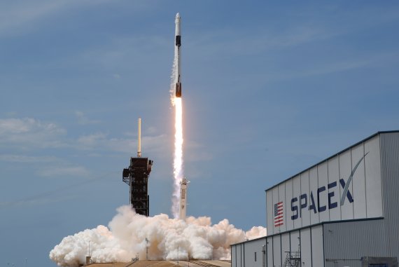 미국 플로리다주 케이프 커내버럴이 케네디 우주센터에서 지난 5월 30일 솟구치는 스페이스X의 첫 유인 로켓/로이터뉴스1