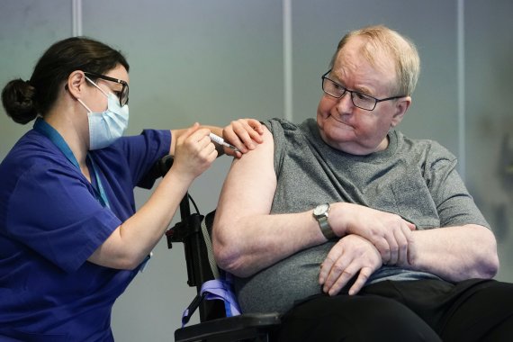 지난해 12월27일(현지시간) 노르웨이 오슬로에서 한 시민이 코로나19 백신을 접종받고 있다.AP뉴시스