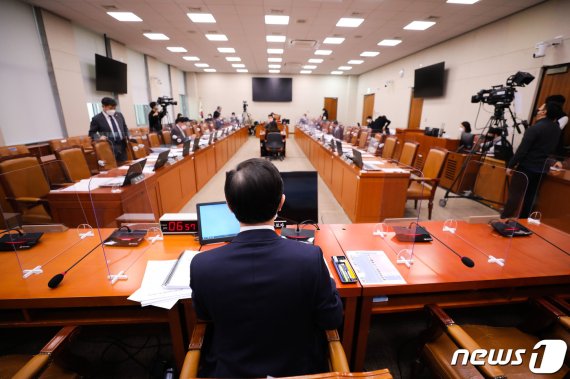 변창흠 국토교통부 장관 후보자가 서울 여의도 국회 국토교통위원회에서 열린 인사청문회에 출석해 오후 청문회 개의를 기다리고 있다. /사진=뉴스1