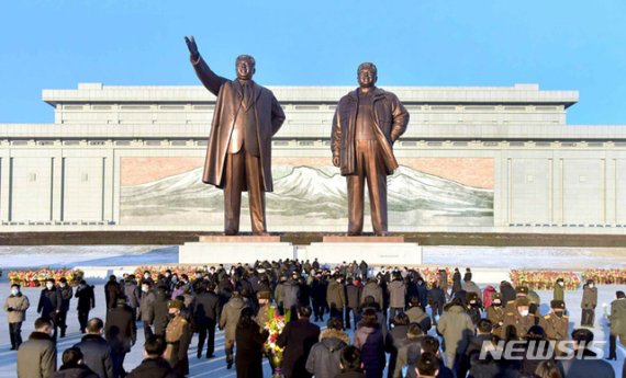 평양 만수대 언덕의 김일성·김정일 동상에 헌화하고 있는 북한 주민들의 모습 (사진=노동신문 캡처) /사진=뉴시스