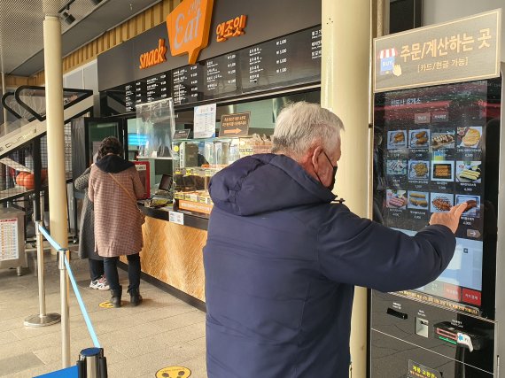 천등산휴게소를 찾은 한 고객이 무인 주문 시스템 '키오스크'로 음식을 주문하고 있다. 사진=천등산휴게소 제공