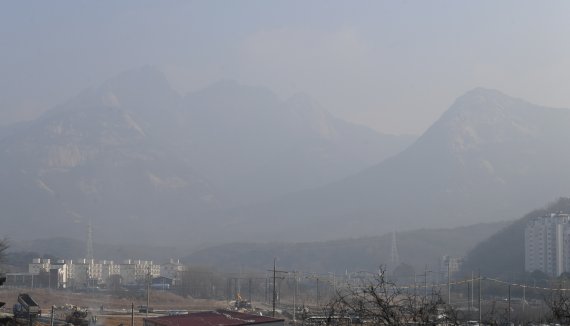 수도권과 중부지역의 초미세먼지 농도가 '나쁨' 상태를 보인 28일 북한산이 뿌옇게 보이고 있다. 기상청은 강한 찬 공기가 내려오면서 모레 아침에는 서울의 기온이 영하 11도까지 떨어지겠다고 예보했다. 사진=김범석 기자