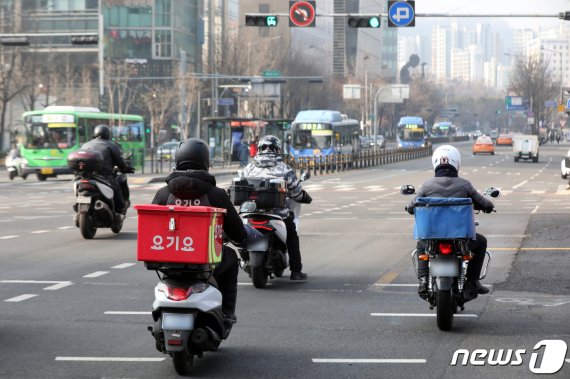 (서울=뉴스1) 황기선 기자 = 28일 서울 광화문 사거리에서 음식배달 종사자가 도로를 주행하고 있다. 국토교통부와 고용노동부, 경찰청은 이날 배달대행 종사자 교통사고 예방 등 안전 보호를 위해 사업주가 지켜야 할 법적 준수사항과 권고사항을 명시한 '이륜차 음식배달 종사자 보호 가이드라인'을 주요 업계에 배포한다고 밝혔다. 이번 가이드라인에는 배달대행 종사자 교통사고 예방을 위해 사업주가 지켜야 할 법적 준수사항과 권고사항을 명시했다. 2020.12.28/뉴스1 /사진=뉴스1화상