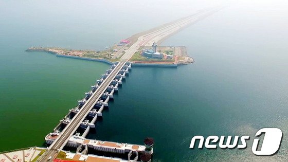 전북도가 드론을 이용해 촬영한 새만금 항공사진을 언론에 공개했다. 사진은 방조제에 설치된 배수갑문.(전라북도 제공) © News1