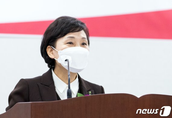 김현미 당시 국토교통부 장관이 지난해 정부세종청사 국토부에서 열린 이임식에서 이임사를 하고 있다. 뉴스1 제공