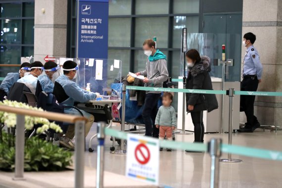 "기내 전파 가능성 조사"… '영국 입국' 고양시 1명도 확진 [영국발 변이 바이러스 국내 유입]