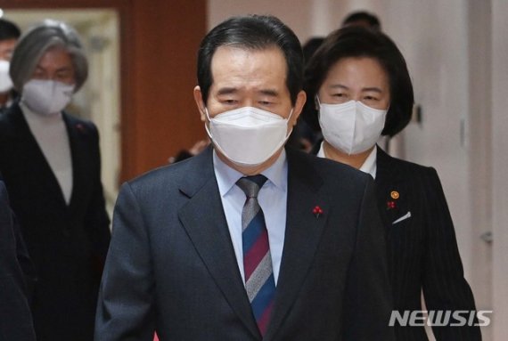 정세균 국무총리와 추미애 법무부 장관이 29일 오전 서울 종로구 정부서울청사에서 열린 국무회의에 참석하고 있다. /사진=뉴시스