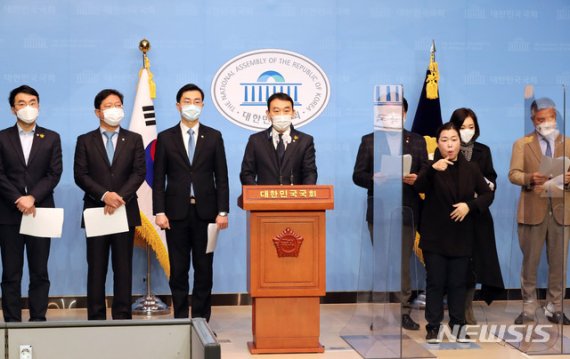 더불어민주당 김용민, 장경태 등 의원들과 열린민주당 최강욱 대표가 29일 서울 여의도 국회에서 공소청법 제정안, 검찰청법 폐지법률안 발의 기자회견을 하고 있다. (공동취재사진)