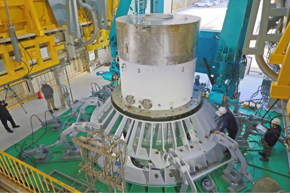 한국항공우주연구원의 연구진이 전남 고흥에 있는 나로우주센터에서 한국형발사체 '누리호'의 엔진성능 시험을 진행하고 있다. 과기정통부 제공