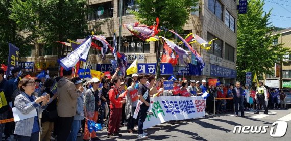 지난해 5월 경기 고양시청 앞에서 식사지구 주민들이 고양선(가칭) 식사역 연장 촉구 집회를 열고 있다. /뉴스1 DB © 뉴스1