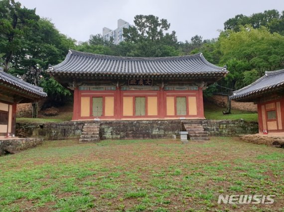[창원=뉴시스] 국가지정문화재 보물 제2094호로 지정된 '밀양향교 대성전'.(사진=경남도 제공) 2020.12.29. photo@newsis.com