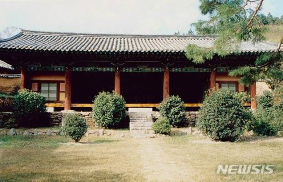 [창원=뉴시스] 국가지정문화재 보물 제2095호로 지정된 '밀양향교 명륜당'.(사진=경남도 제공) 2020.12.29. photo@newsis.com