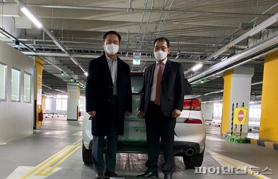 지난 24일 인천공항 주차장 내 테스트베드 현장에서 열린 ‘인천공항 스마트주차 시스템 중간점검회’에서 백정선 인천국제공항공사여객본부장(오른쪽)이 스마트주차 시스템 점검 종료 후 정진우 현대글로비스 부사장과 기념촬영을 하고 있다. /사진=인천국제공항공사 제공