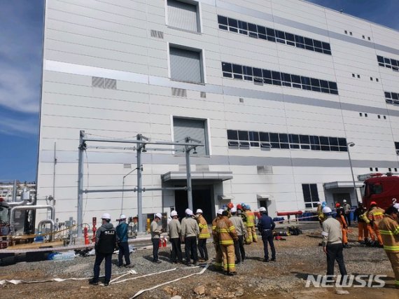 [아산=뉴시스] 이종익 기자 = 지난 5월19일 오후 충남 서산시 대산읍 대산공단 내 LG화학 촉매포장실에서 불이나 소방관계자 등이 현장을 확인하고 있다. 2020.05.19. (사진=서산시 제공) photo@newsis.com