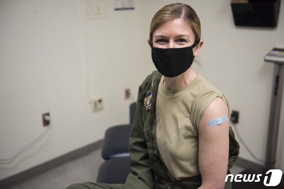 29일 전라북도 군산 공군기지에서 미군 장병들이 신종코로나바이러스 감염증(코로나19) 백신 1차 접종을 받고 있다. (주한미군사령부 제공) 2020.12.29/뉴스1