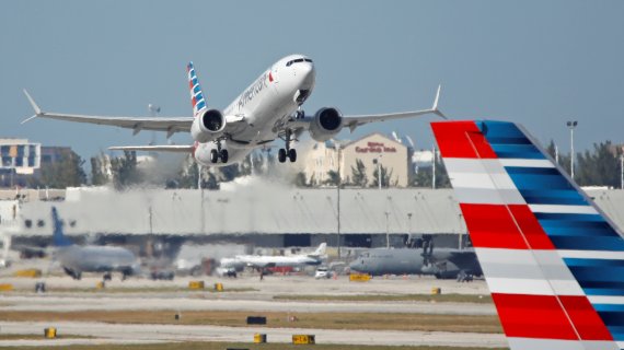 아메리칸 항공 소속 보잉 737맥스 여객기가 29일(현지시간) 미국 플로리다주 마이애미 국제공항에서 이륙하고 있다. 이날 운항으로 737맥스는 약 2년만에 처음으로 미국내 운항을 재개했다. 사진=로이터뉴스1