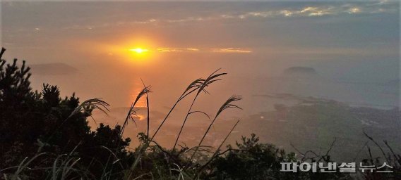 제주시 구좌읍 종달리 지미봉에서 본 일출.