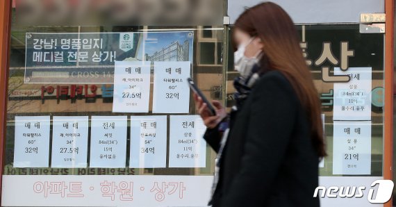 서울의 한 부동산 사무소에 매물 정보가 붙어 있다. © News1 임세영 기자