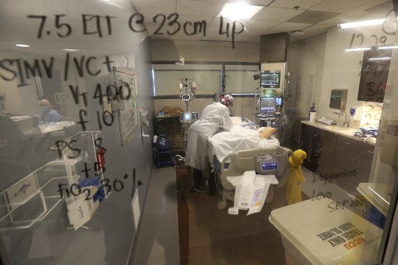 미국 캘리포니아주 베이커스필드의 메모리얼 병원 중환자실(ICU)에서 2020년 12월 29일(현지시간) 한 간호사가 코로나19 환자에게 시술하고 있다. 사진=AP뉴시스