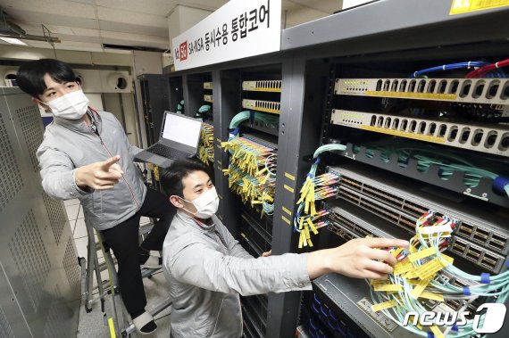 KT 네트워크 직원들이 서울 구로구 KT 구로타워에서 ‘5G SA-NSA 통합 코어망’을 점검하고 있다. (KT 제공) 2020.11.3/뉴스1 /사진=뉴스1