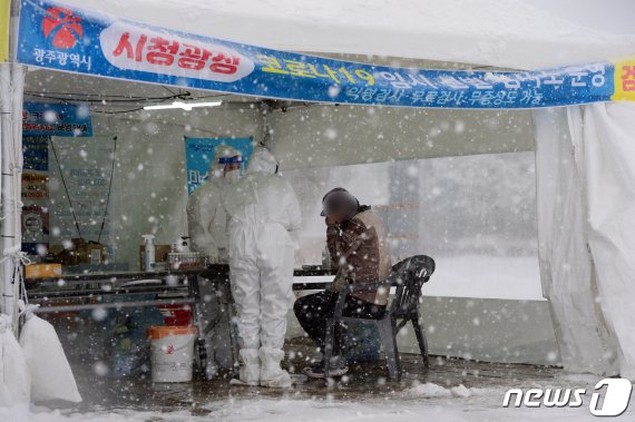 [르포]"안힘들다면 거짓말" 한파·폭설 속 선별진료소 '사투'