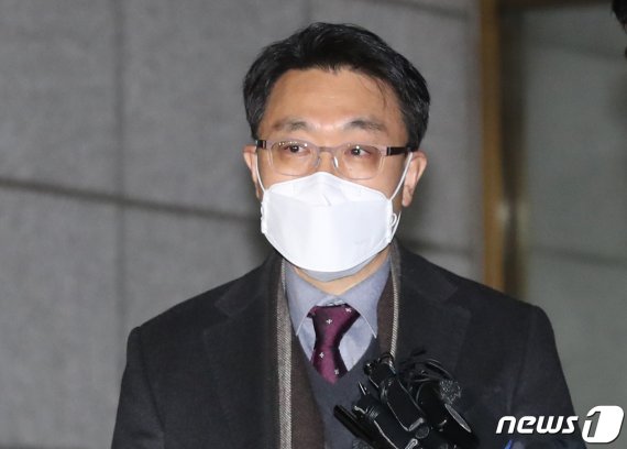 (서울=뉴스1) 송원영 기자 = 초대 고위공직자범죄수사처(공수처) 처장에 지명된 김진욱 헌법재판소 선임연구관이 30일 오후 서울 종로구 헌법재판소에서 퇴근하며 취재진의 질문을 받고 있다. 2020.12.30/뉴스1 /사진=뉴스1화상