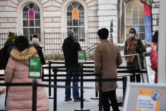 영국 런던 시민들이 30일(현지시간) 코로나 백신을 접종하기 위해 줄을 서고 있다.<div id='ad_body3' class='mbad_bottom' ></div> /사진=로이터뉴스1