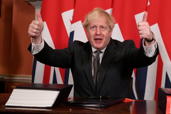 보리스 존슨 영국 총리가 지난달 30일(현지시간) 수도 런던 총리관저에서 유럽연합(EU)과 미래 관계 합의안에 서명한 뒤 엄지를 치켜세우고 있다.로이터뉴스1