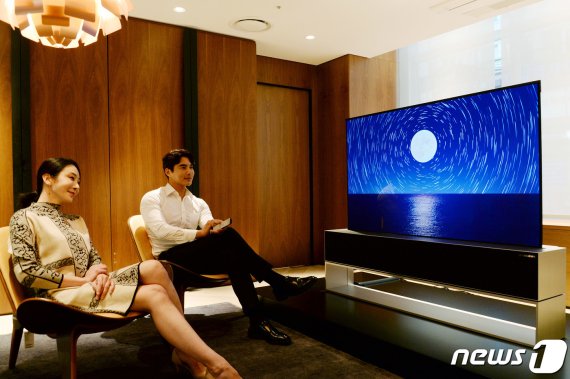 LG전자의 롤러블 OLED TV 제품의 모습(LG전자 제공)/뉴스1