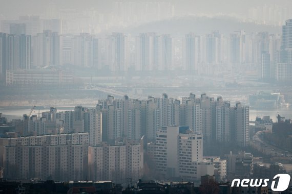 문재인 정부 집권 5년차를 맞은 2021년, 정부 부동산 정책의 효과에 대한 전망은 엇갈리고 있다. 사진=뉴스1