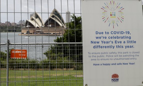 지난달 31일 호주 시드니 해안에 코로나19로 인해 신년 맞이 행사를 위한 출입이 금지됐다는 푯말이 붙어있다.AP뉴시스